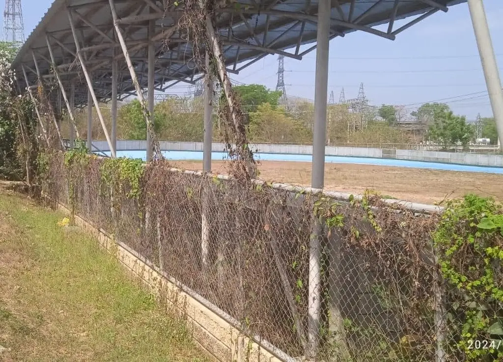 Denuncian que patinódromo de Sabanalarga está sumido en grietas y monte