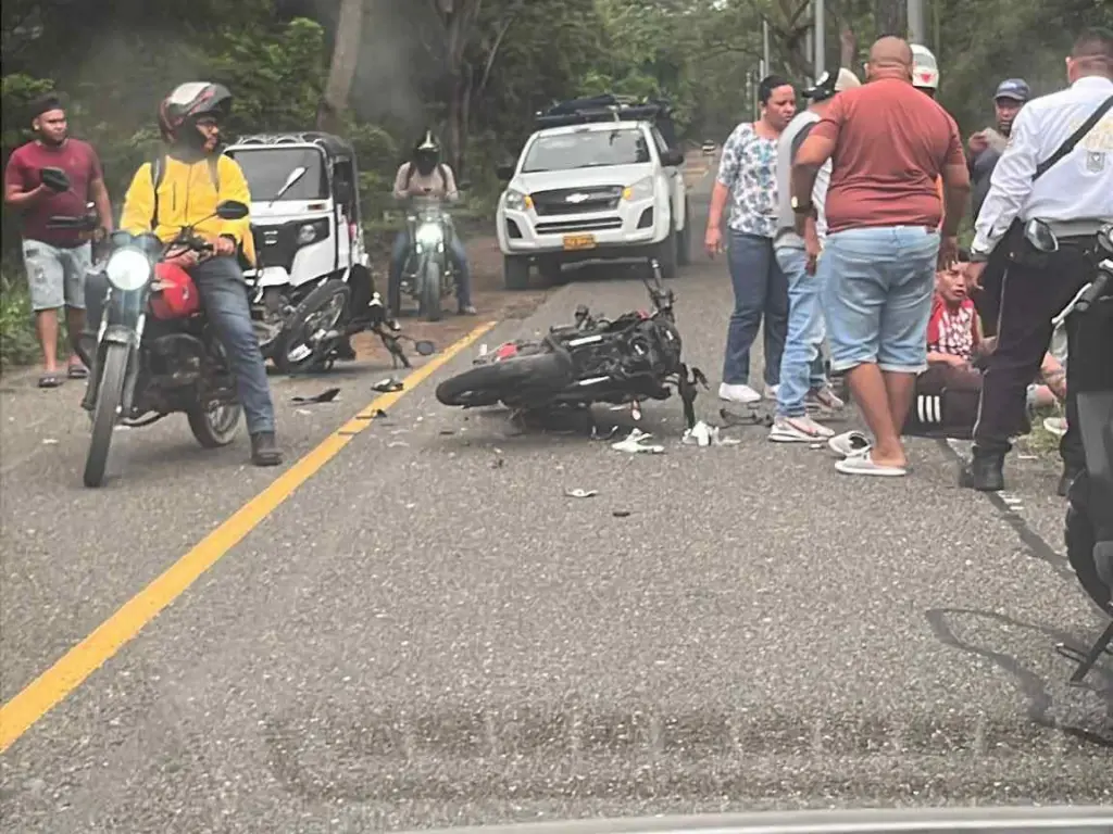 Accidente en la vía Usiacurí–Baranoa deja dos motociclistas heridos
