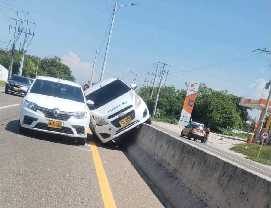 Ni el carro de enseñanza se salvó: así terminó este choque en La Cordialidad