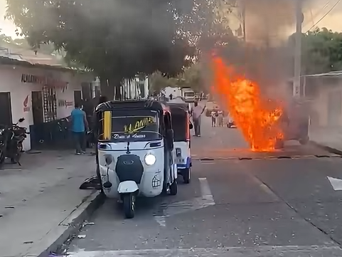 Se incendia un motocarro a la entrada del barrio La Esperanza, en Galapa