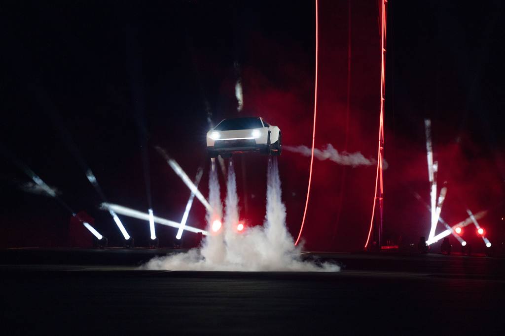 Tesla Roadster por los aires
