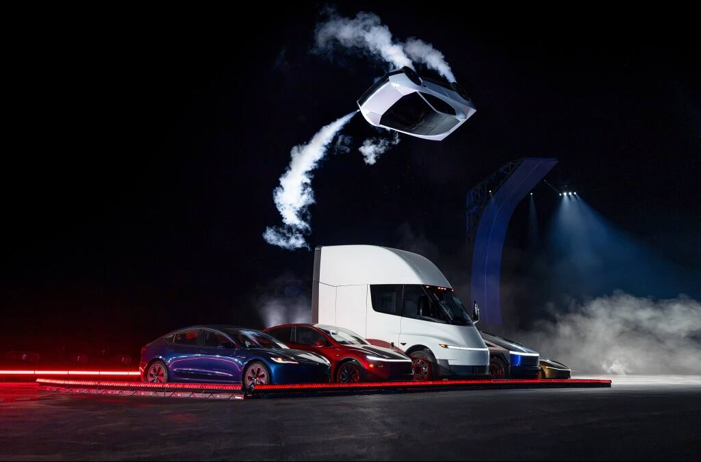 Elon Musk presenta el Tesla Roadster, el carro que promete volar