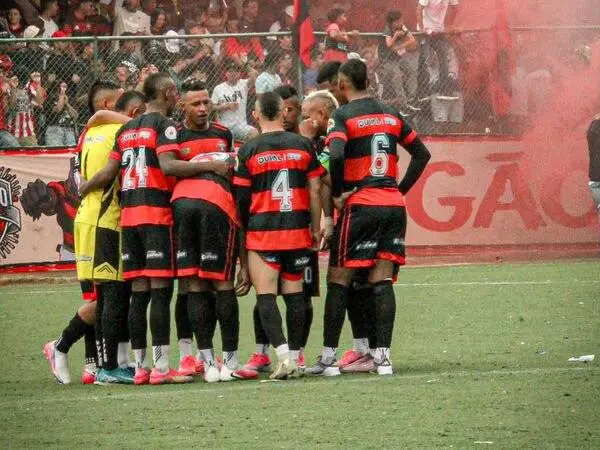Jugadores del Mengao Baranoa F.C. reunidos en la cancha antes de un partido